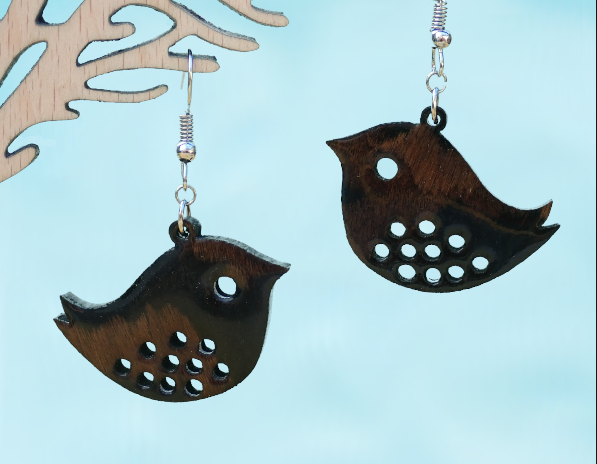 Handgefertigte Ohrhänger aus Holz mit Vogel-Motiv