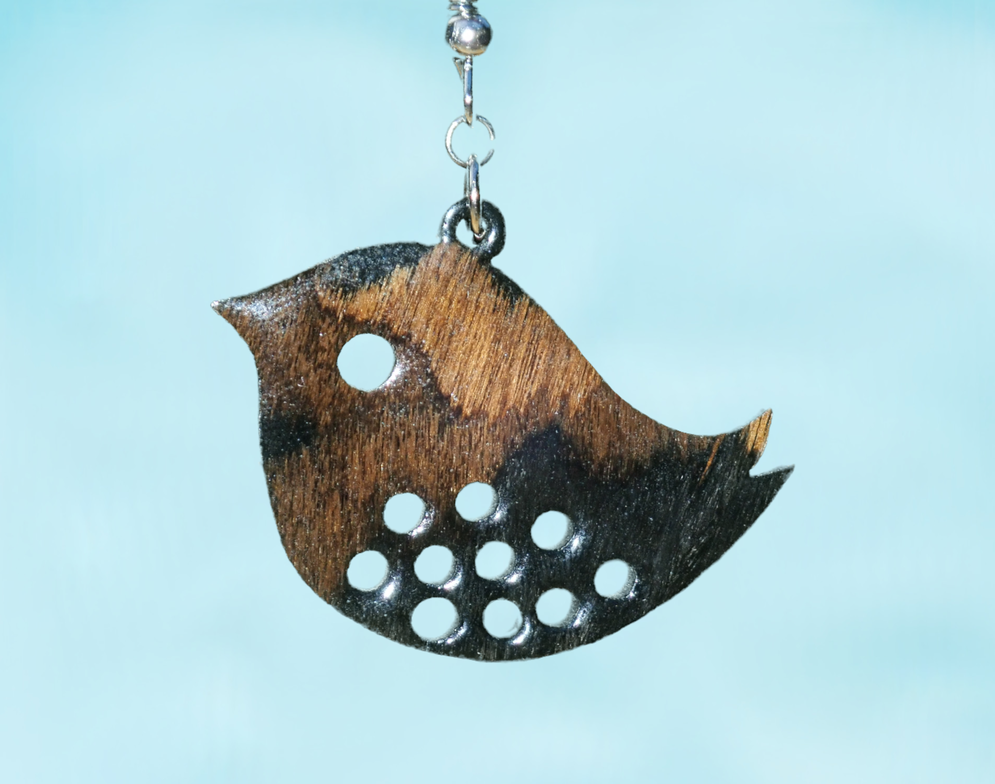 Handgefertigte Ohrhänger aus Holz mit Vogel-Motiv